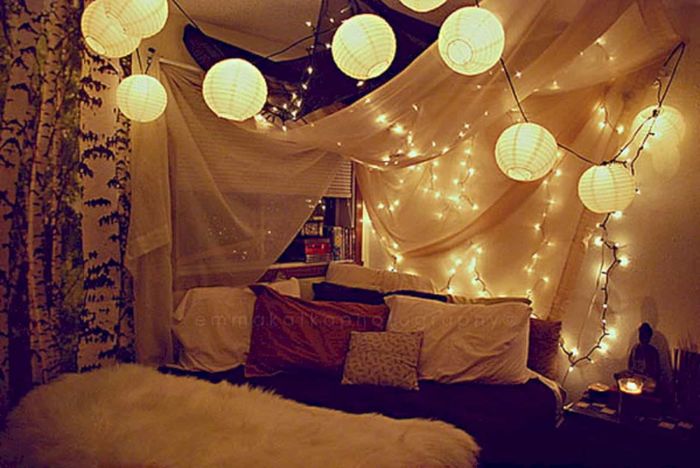 Источник фото: https://onekindesign.com/2013/12/13/66-inspiring-ideas-christmas-lights-bedroom/
