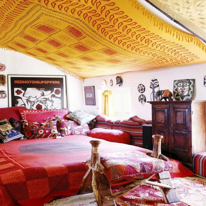 Источник фото:https://www.thespruce.com/beautiful-boho-bedroom-decorating-ideas-4119470