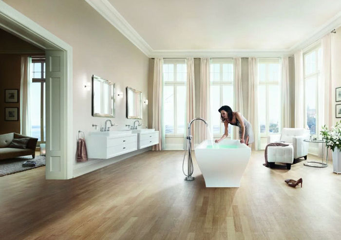 Спальня и ванная комната объединены напольным покрытием. Коллекция Grander от GROHE