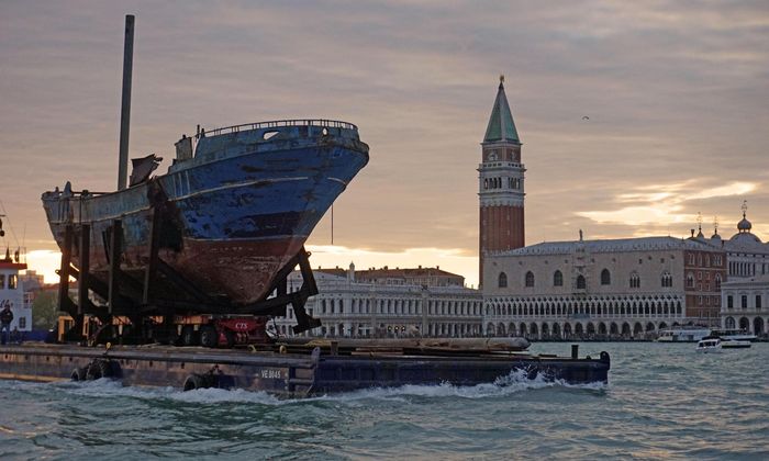 Корабль доставляется в Arsenale на Venice Biennale. Фото: David Levene/The Guardian