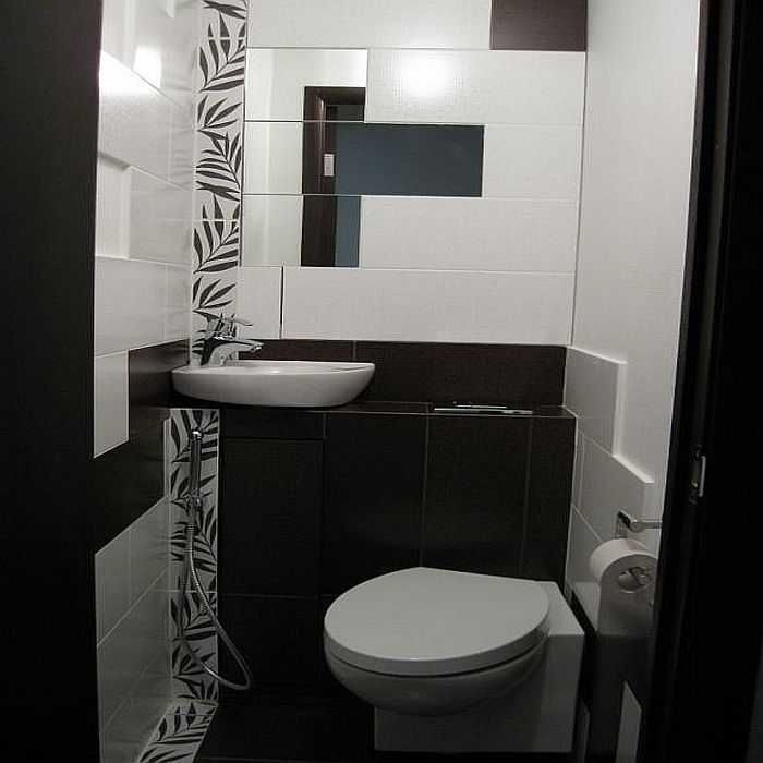 Угловой унитаз в интерьере. Источник фото: https://boxtoner.ru/bathroom/unusual-toilet-design-is-small-tile-and-mosaic-tiles.html