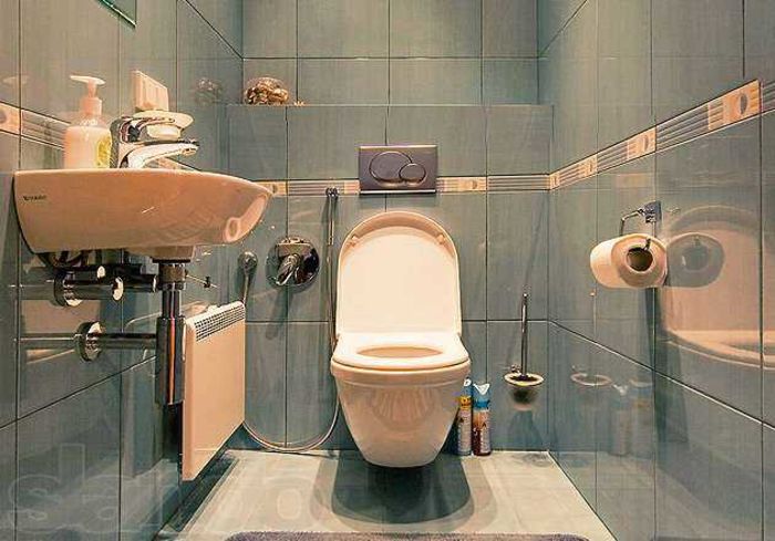 Расположение сантехники. Источник фото: https://boxtoner.ru/bathroom/unusual-toilet-design-is-small-tile-and-mosaic-tiles.html