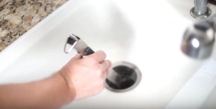 Используйте щипцы, чтобы удалить засорение.YouTube.com/ Tricon Home Maintenance