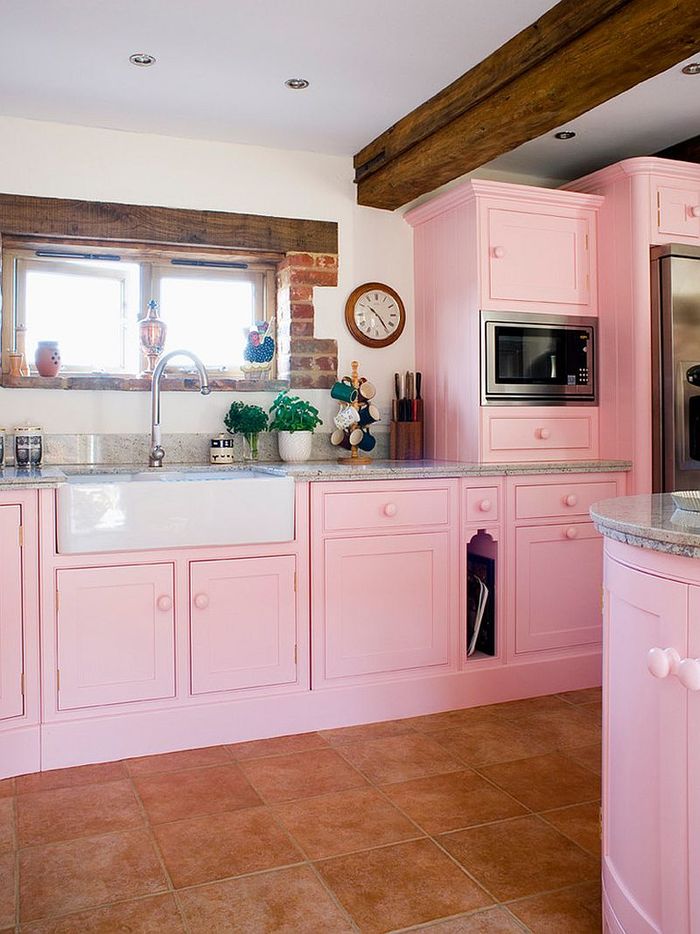 Розовые шкафы и фон для современной кухни. Источник фото: Canadian Home Style