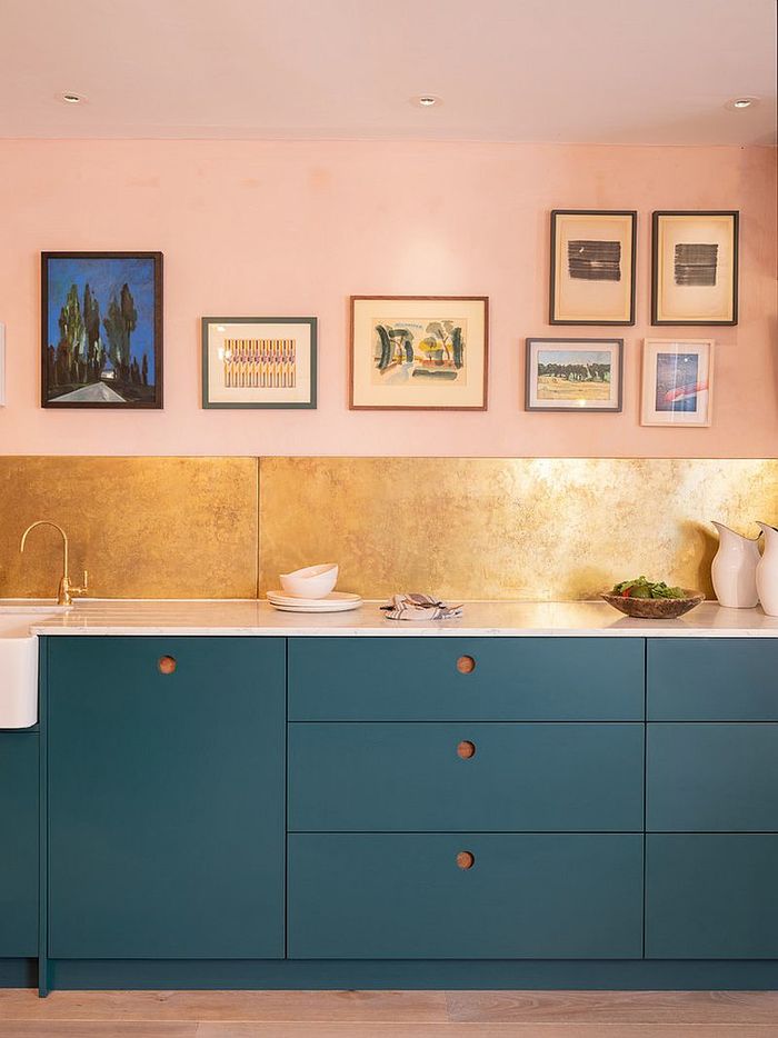 Розовые шкафы и фон для современной кухни. Источник фото: Canadian Home Style