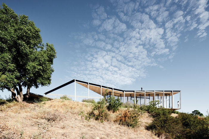 Угловой дом с террасами. Дизайн: Alvano y Riquelme Architects. Фото: Cristobal Palma