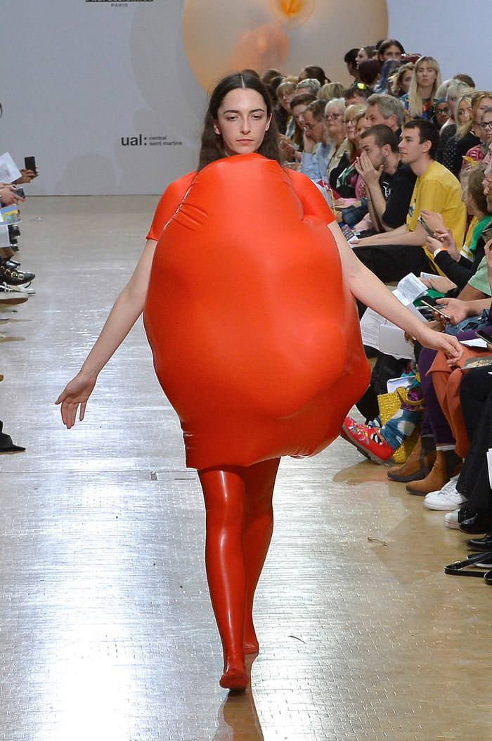 Одежда из воздушных шаров. Дизайн и фото:  Fredrik Tjærandsen