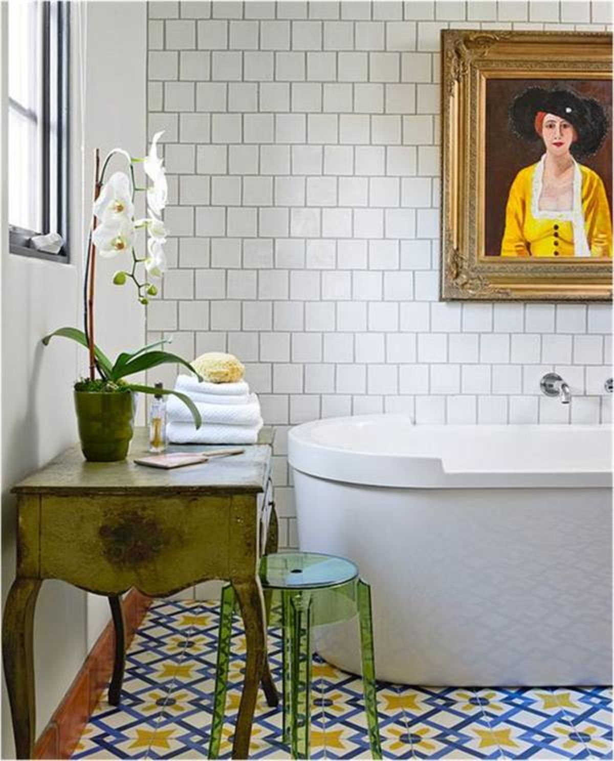 Чем можно покрыть ванную комнату. Картины для ванной комнаты. Декор для ванной комнаты на стену. Картина в ванной в интерьере. Плитка до середины стены.