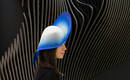 Извилистая шляпа для показов мод в формах дизайна Захи Хадид