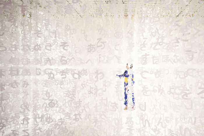 Инсталляции из японских символов. Художница Emmanuelle Moureaux