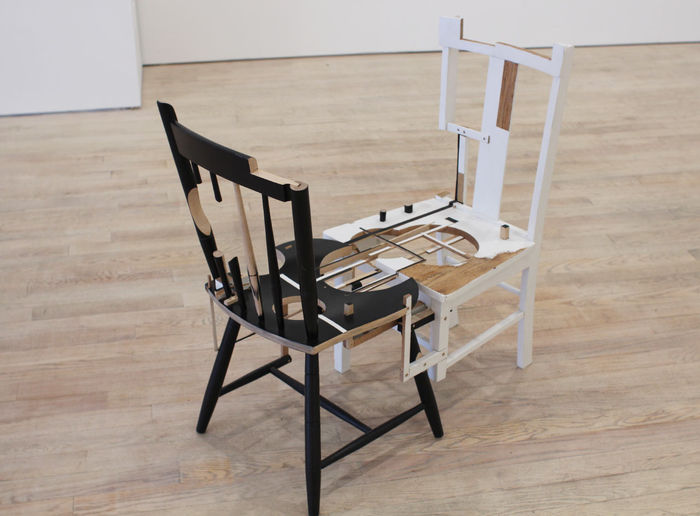 Дизайнер Джин Блэкберн (Jean Blackburn), сломанные стулья, 2014