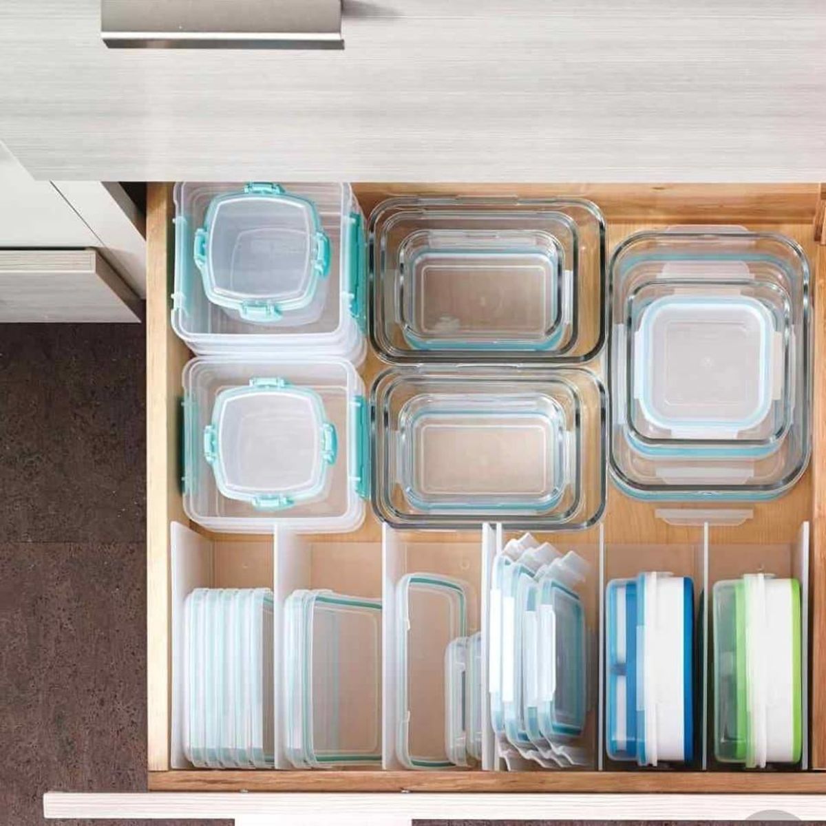 Хранение пластиковых контейнеров на кухне в шкафу