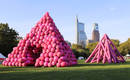 Надувные розовые пирамиды на фестивале в Филадельфии.