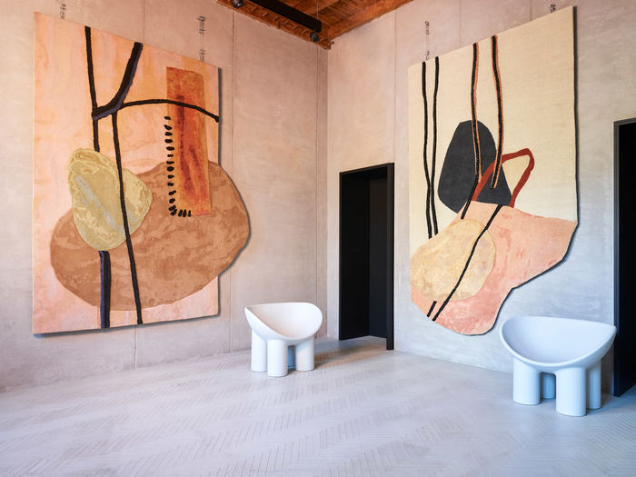 Коллекция ковров Doodles от Faye Toogood, в салоне Cc-tapis Milan. Фото: Omar Sartor