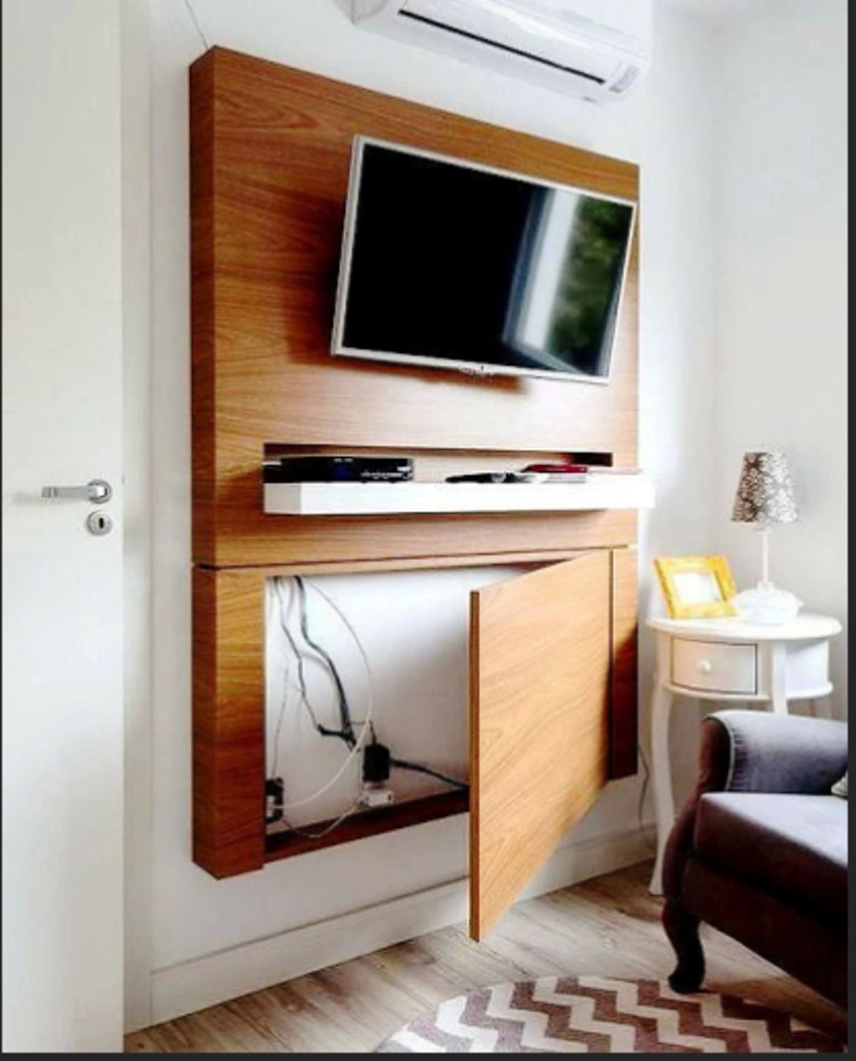 Розетки для телевизора в спальне. Телевизор на стене. Телевизор в интерьере. Дизайнерское решение стены с телевизором. Телевизор настенный.