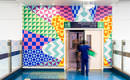 Стены роддома украшены мозаикой с цветочными узорами