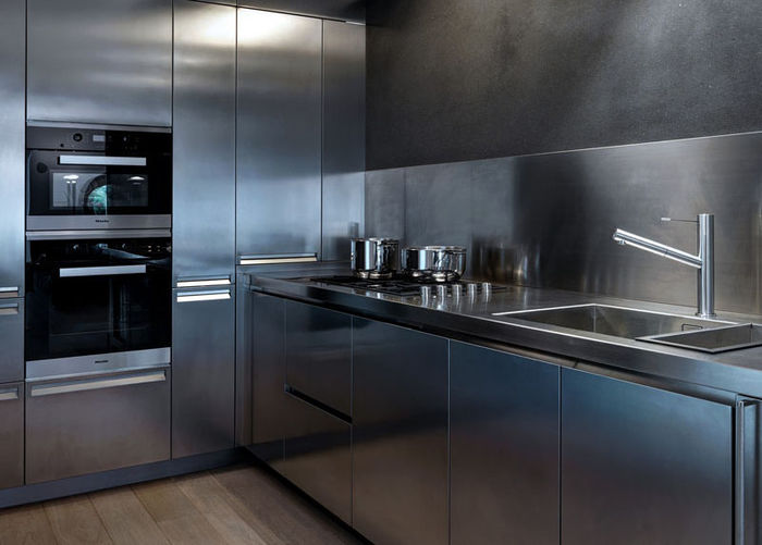 Источник фото: https://decorpro.blog/2018/03/03/everything-about-this-kitchen-is-stainless-steel/