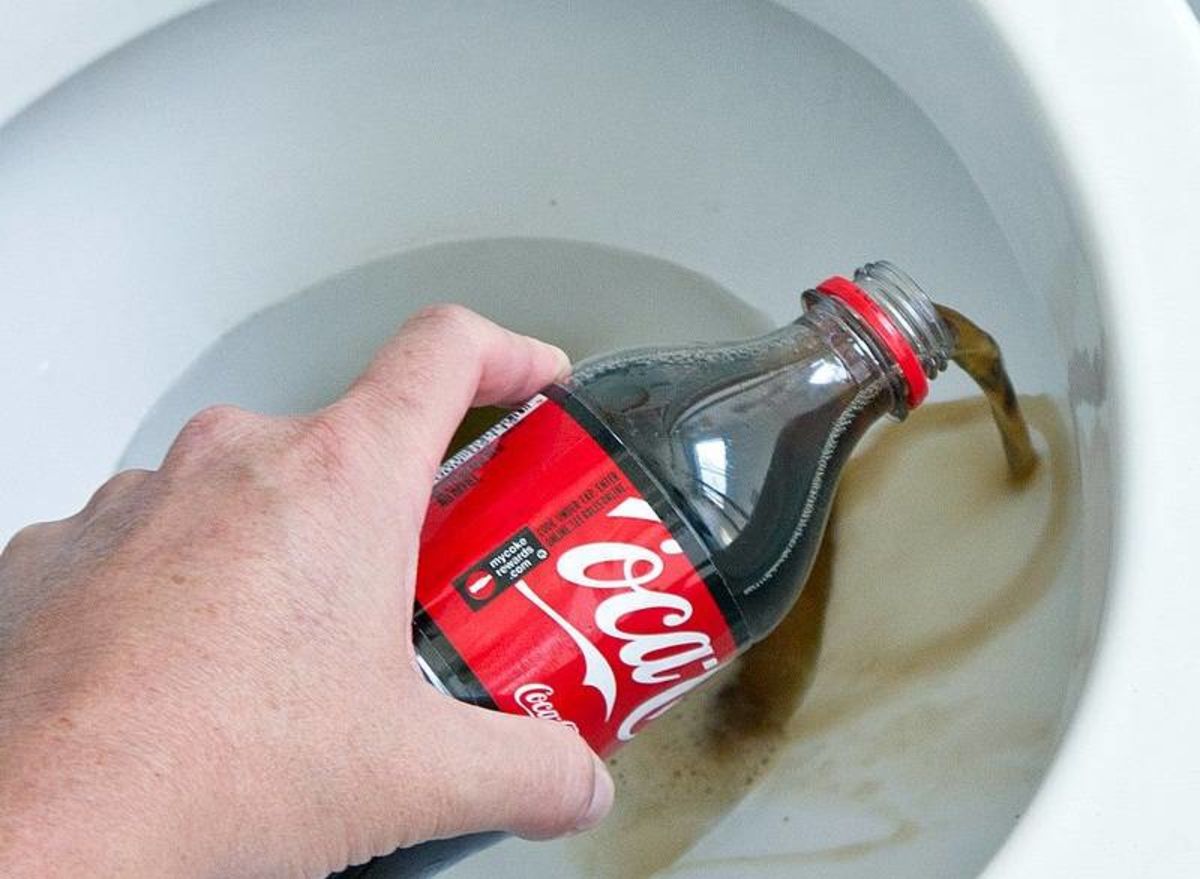 Кока кола отмыть. Кока кола для очистки унитаза. Средство для чисткираковин униьазов. Кола удаляет ржавчину.