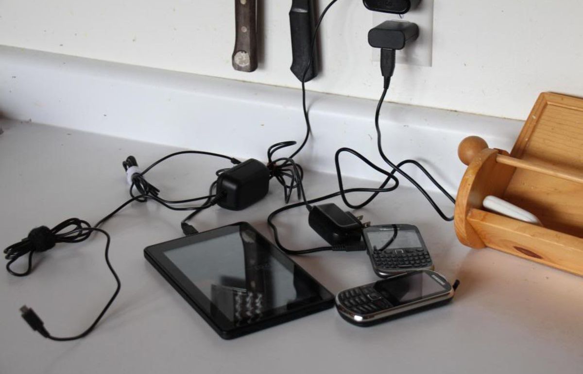 Charge device. Зарядник для телефона на столе со сумкой. Как минируют тратил с телефоном.