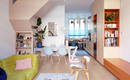 Красивая квартира со смелым дизайном и синей лестницей