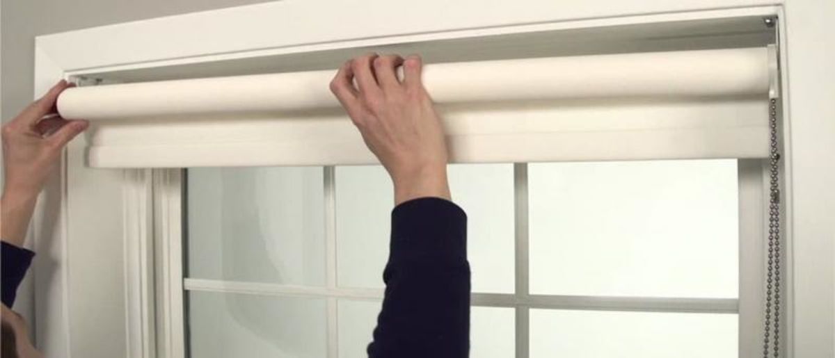 Window method. Рулонные шторы девушка. Как собрать роликовые шторы на пластиковые окна. Девушка подымает рулонную штору. How to remove Roller Blinds.