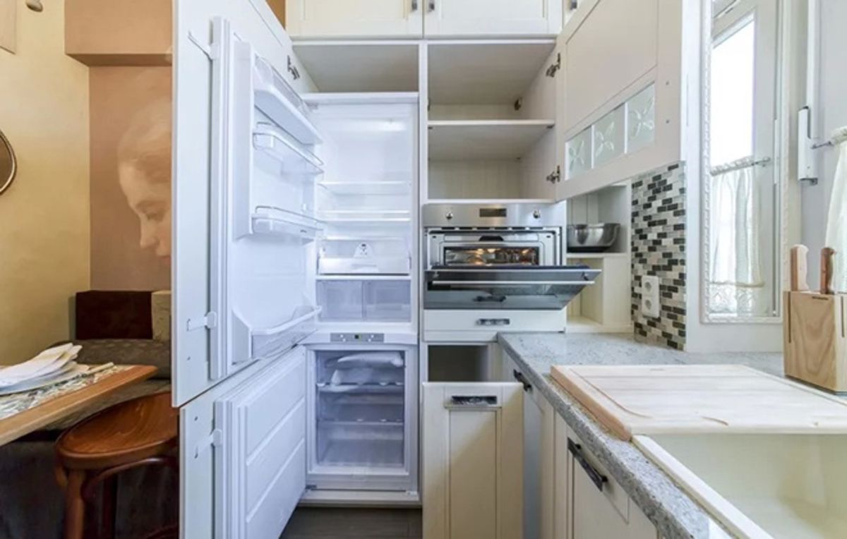 Можно ли духовой шкаф рядом с холодильником. Холодильник на кухне. Встраиваемый холодильник для кухни. Встроенные холодильники в кухню. Встроенный холодильник на кухне.