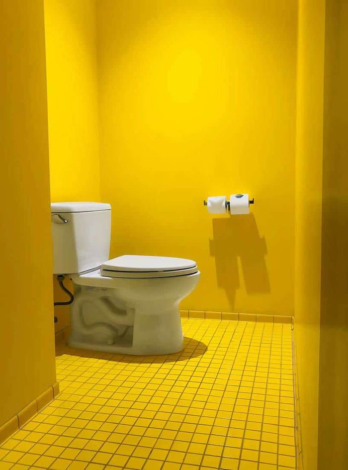 Желтый цвет в ванной