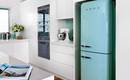 Стильно и не тесно: холодильник в нише и другие способы экономии места на маленькой кухне