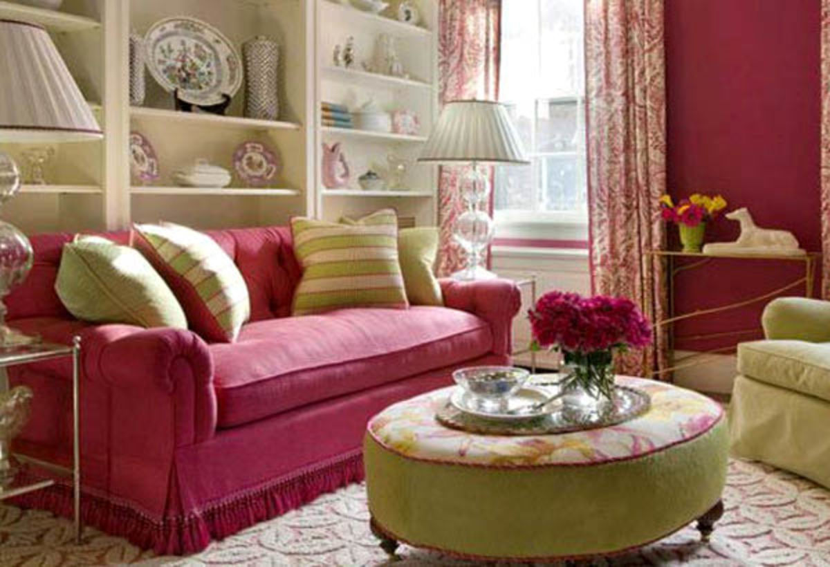 Розово зеленый интерьер. Розовый цвет в интерьере. Сочетание цветов в интерьере гостиной. Сочетание розового в интерьере. Малиновый диван в интерьере.