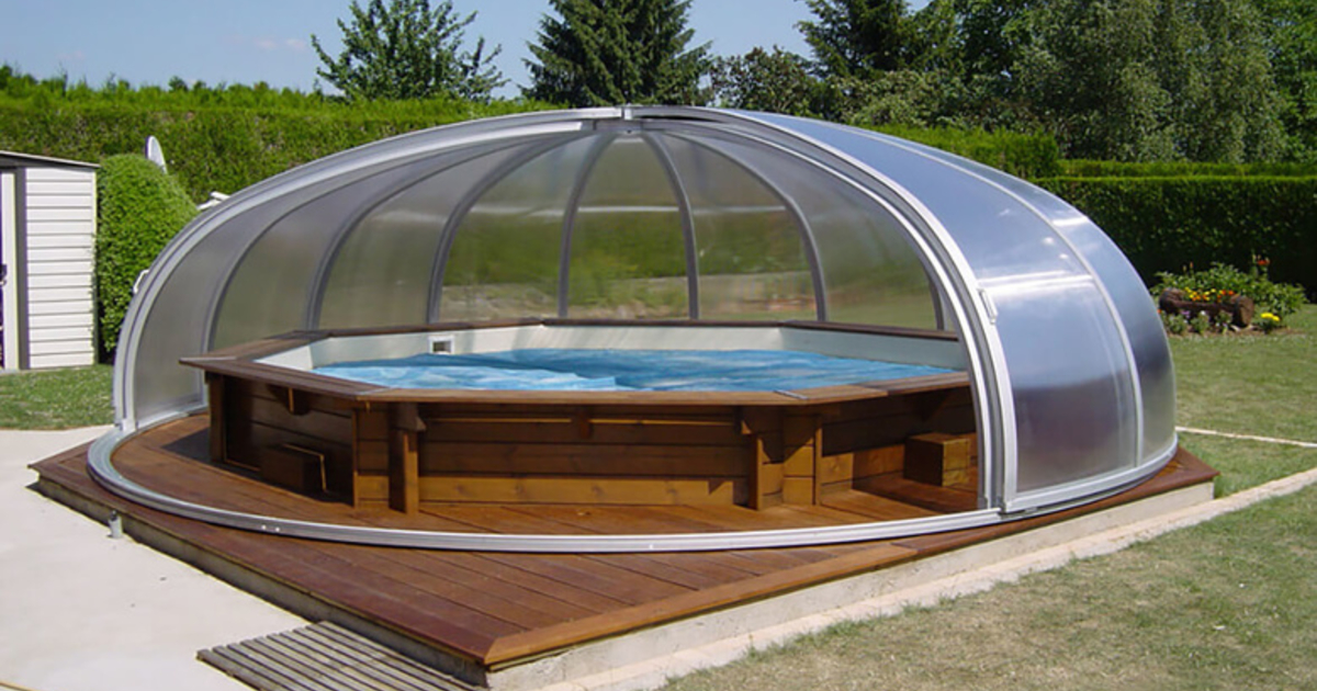 бассейн под стеклянным куполом