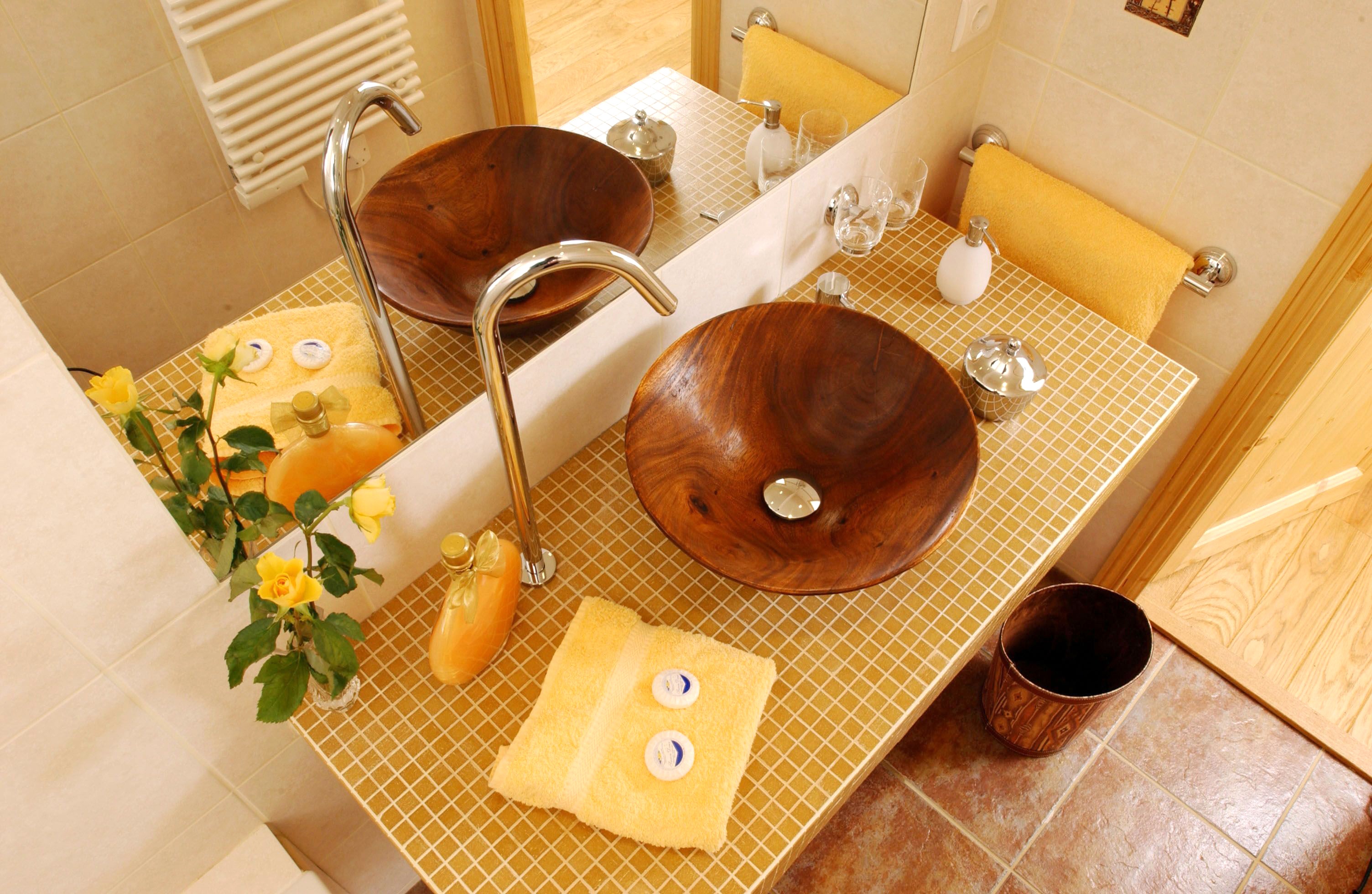 Столешница в маленькую ванную. Раковины для ванной. Необычные столешницы для ванной. Умывальник в ванную комнату. Раковина на столешнице в интерьере.