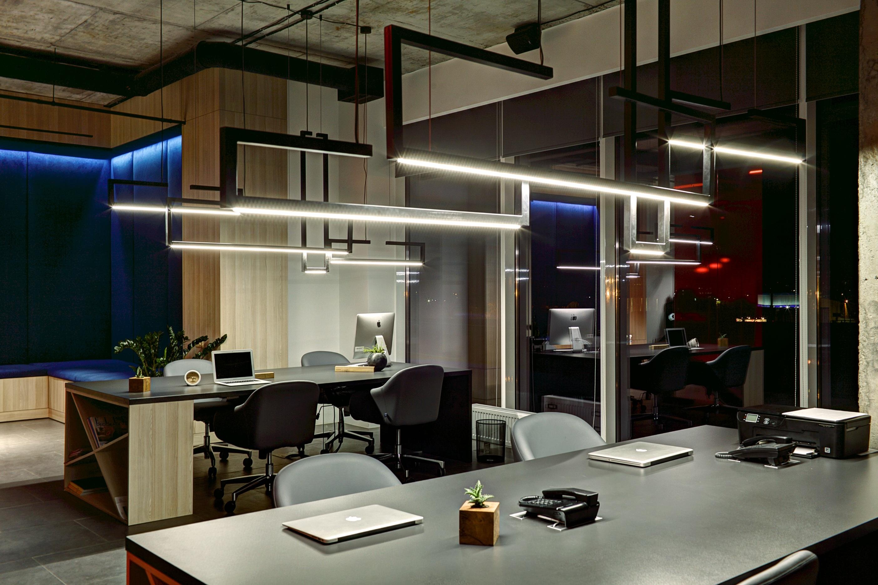 Включи свет в кабинете 2. Интерьер офиса. Освещение в офисе. Дизайнерский интерьер офиса. Дизайнерское освещение офиса.