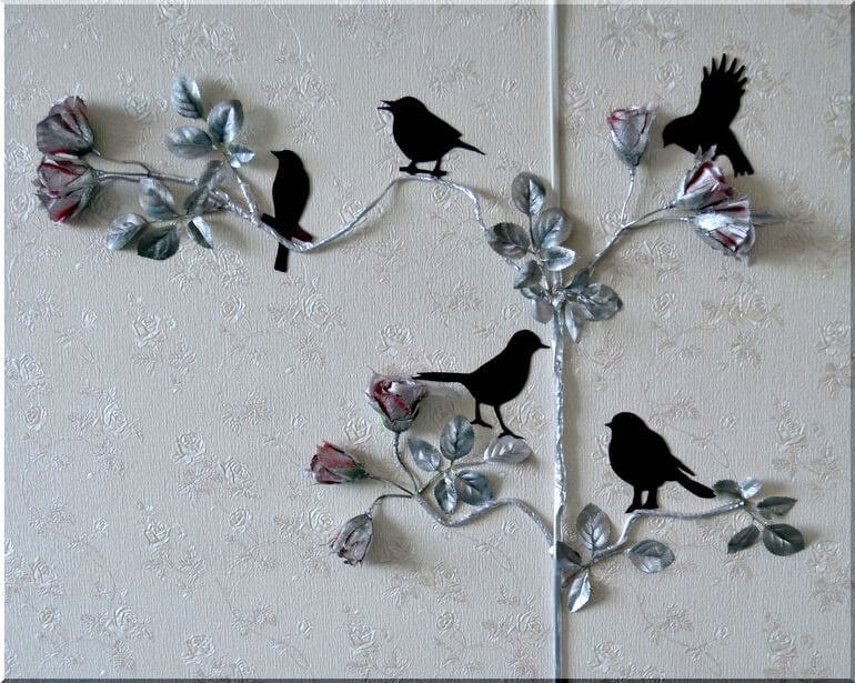 Провід живлення телевізора на стіні, прикрашені квітами та штучними птахами