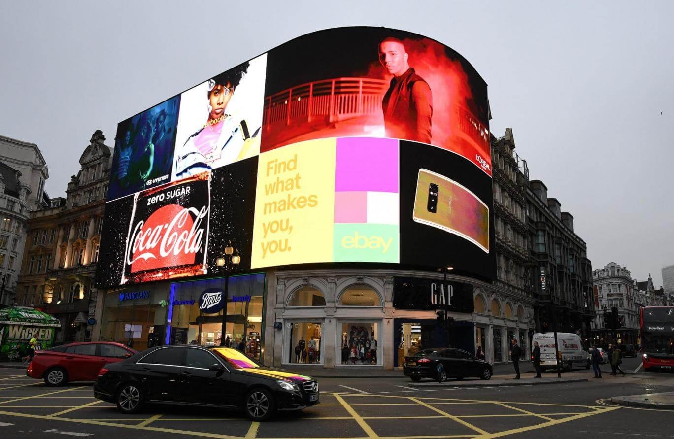 Реклама лондона. Медиафасад Лондон. Экран на Piccadilly Circus. Пикадилли Серкус рекламные щиты. Рекламный экран.