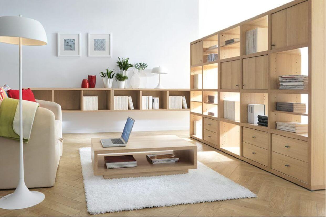 Жилая комната мебель. Гостиная с деревянной мебелью. Дизайнерская мебель в интерьере. Современная мебель для комнаты. Гостиная с системой хранения.