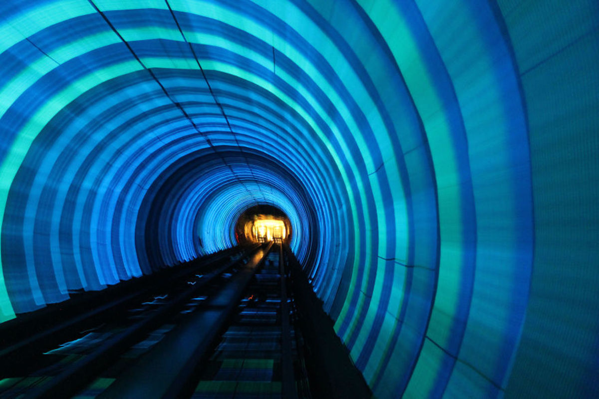 Включи красивую станцию. The Bund Sightseeing tunnel станция метро. Тоннель бунд, Шанхай, Китай. Экскурсионный туннель Шанхай. Станция Тоннельная метро.