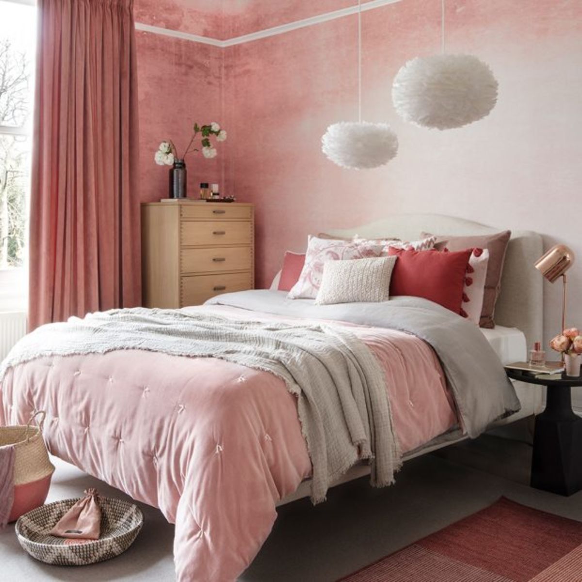 Бледно розово коричневый. Розовая спальня. Розовый цвет в интерьере. Спальня в серо розовых тонах.