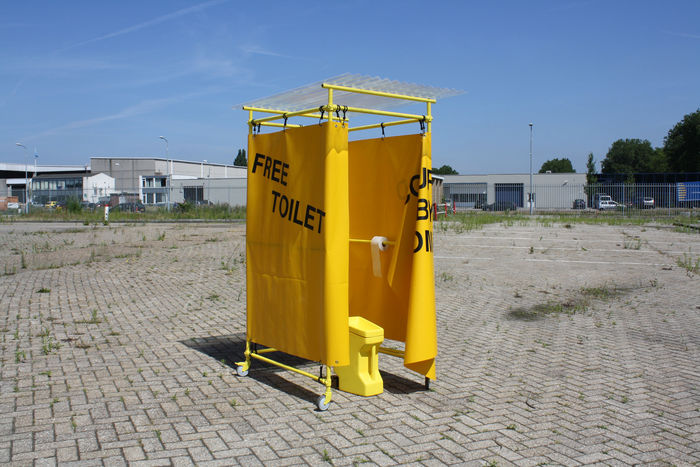 Жест протеста: желтый портативный туалет для женщин