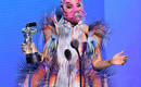 Леди Гага сочетает розовую маску для лица с «потусторонним» платьем Ирис ван Херпен на VMA