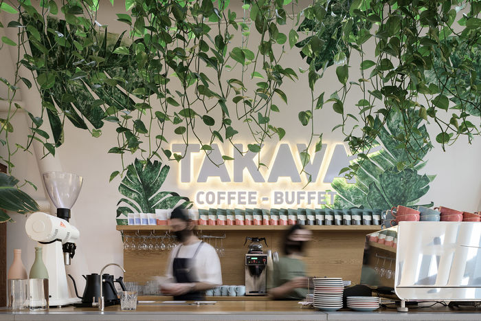 TAKAVA Coffee-Buffet – это сеть кофе-баров, стилистикой которой занима-лась студия YUDIN Design
