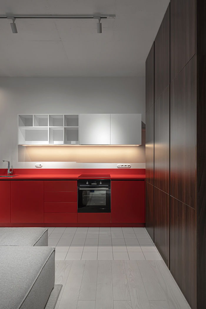 Красные фасады нижней части кухонной мебели - яркий акцент