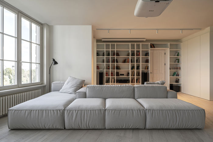 Двухсторонний диван идеально зонирует пространство. фото: Андрей Шурупенков