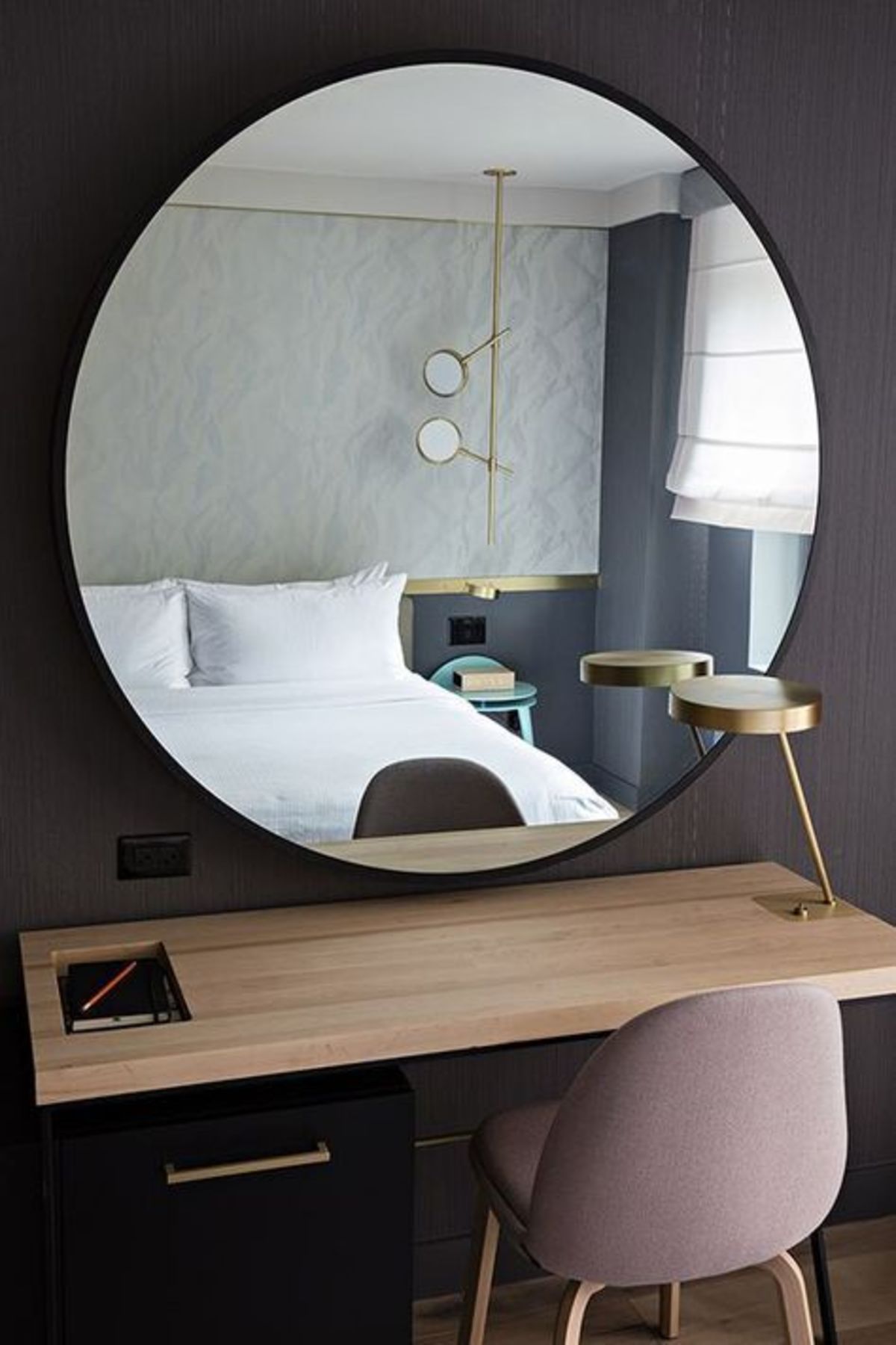 Зеркало комната мебель. Зеркало в спальне. Круглое зеркало в спальне. Туалетный столик с овальным зеркалом. Туалетный столик с круглым зеркалом.