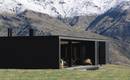 Стильный черный дом в горах Новой Зеландии