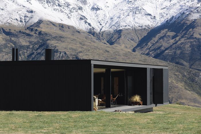 Стильный черный дом в горах Новой Зеландии