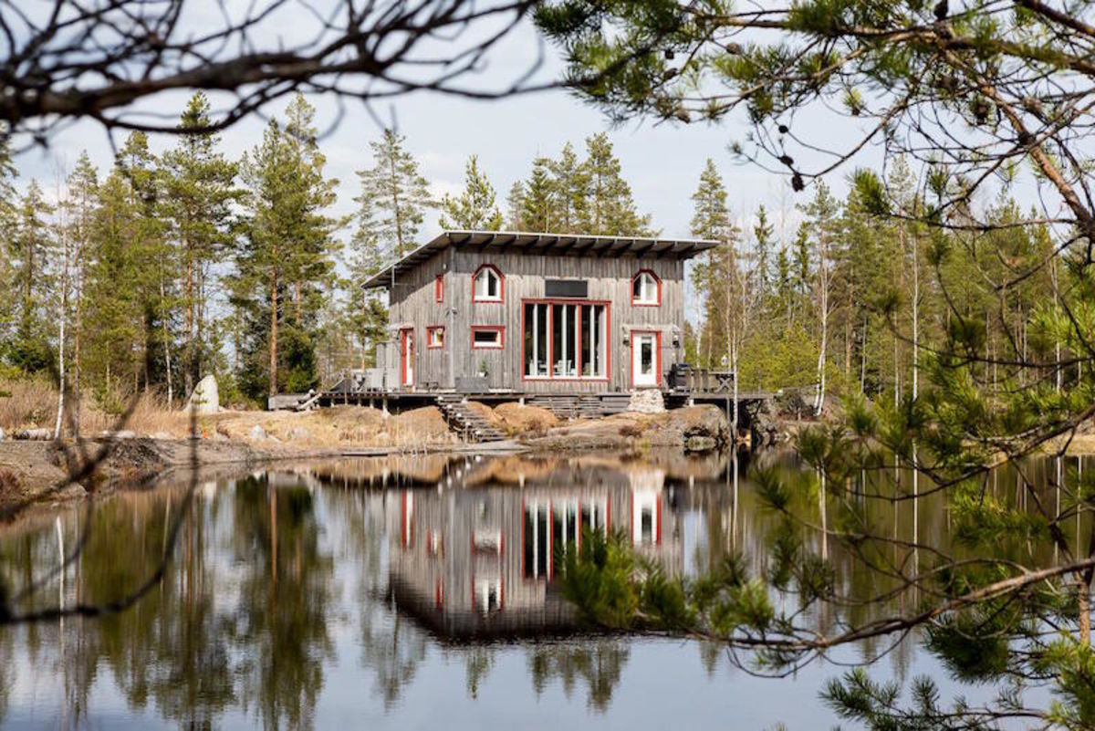 Очаровательный дом. Дача в Финляндии. Дом у озера Финляндия. Домики прелестные. Сканди дом в деревне у озера.