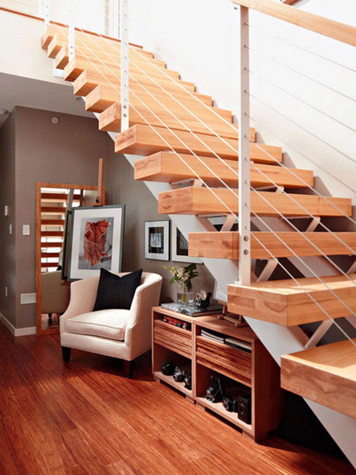 Поды варианты. Шкаф под лестницей. Пространство под лестницей. Лестница для дома. Идеи интерьера для дома.