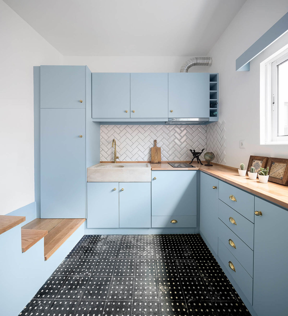 Белая кухня синяя столешница. Голубые кухни. Кухня в голубых тонах. Голубая кухня с деревянной столешницей. Бело голубая кухня с деревянной столешницей.