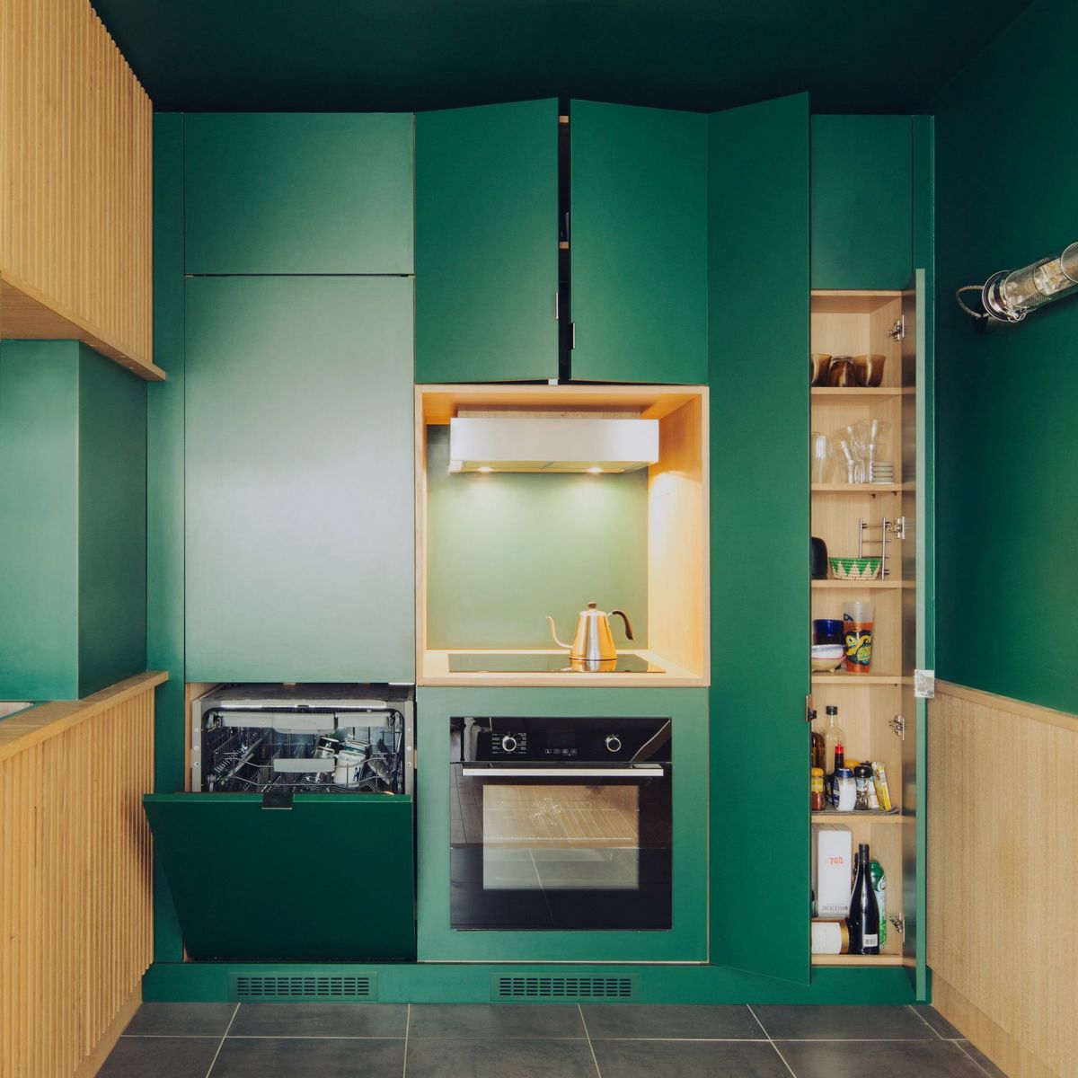 Кухни Верхние темно зеленые   шкафы со стеклом