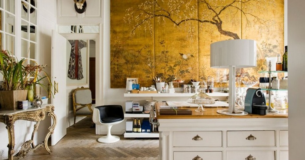 Gold home. Золото в интерьере. Золото и дерево в интерьере. Кухня в стиле Шинуазри. Декор золотого цвета для интерьера.
